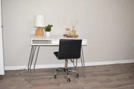 e3005fb7 8b86 4e79 a1af 869f41d03c25Desk.jpg