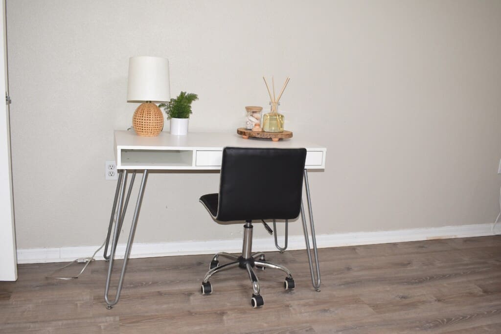 e3005fb7 8b86 4e79 a1af 869f41d03c25Desk.jpg